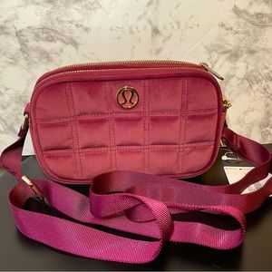 Lululemon crossbody camera bag 2L velour